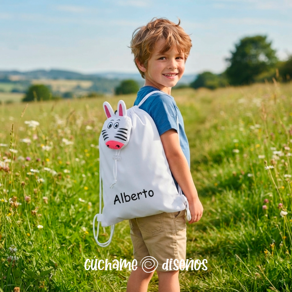 Niño llevando mochila de cuerdas blanca con bolsillo de cebra y nombre personalizado