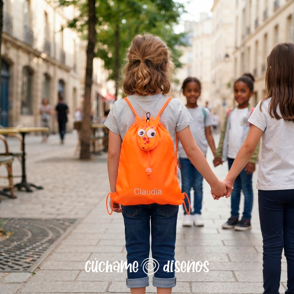 Niña llevando mochila de cuerdas naranja con bolsillo de jirafa y nombre personalizado