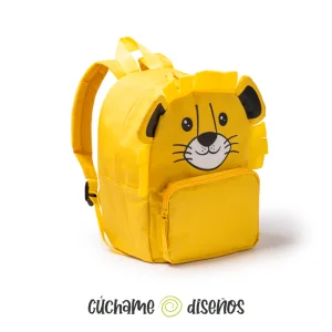 Primer plano de la cara de león en la mochila escolar amarilla