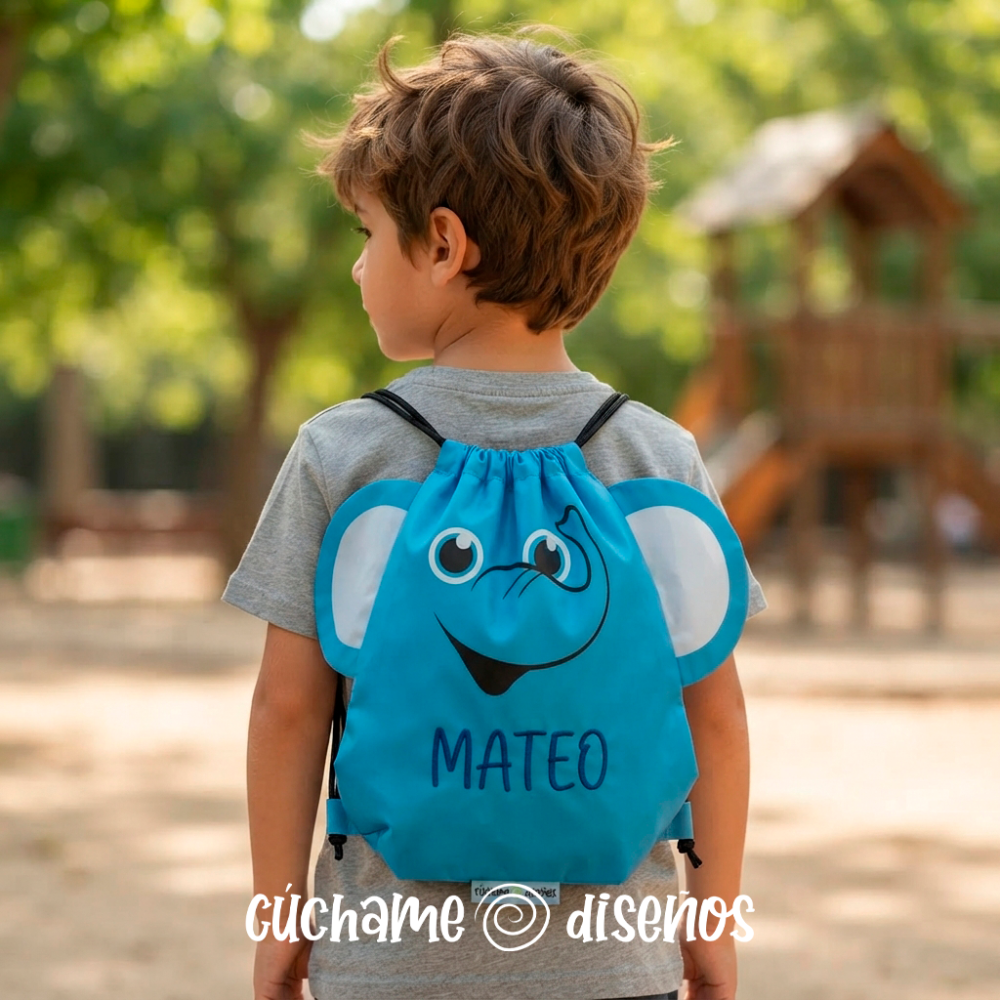 Niño con mochila de cuerdas personalizada diseño de elefante y nombre Mateo, en un parque infantil