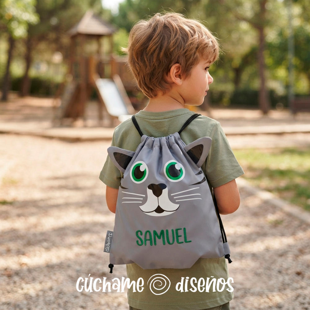Niño con mochila de cuerdas personalizada diseño de gato y nombre Samuel, en un parque infantil