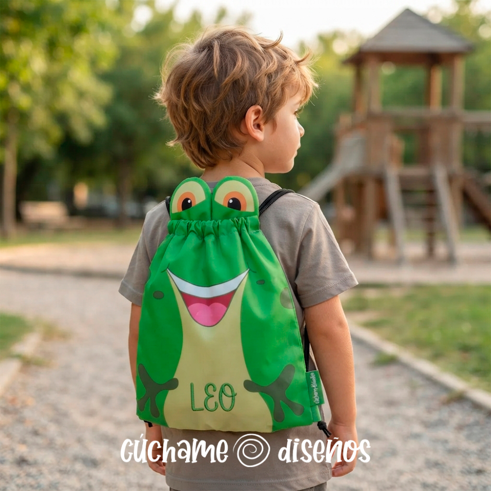 Niño con mochila de cuerdas personalizada diseño de rana y nombre Leo, en un parque infantil