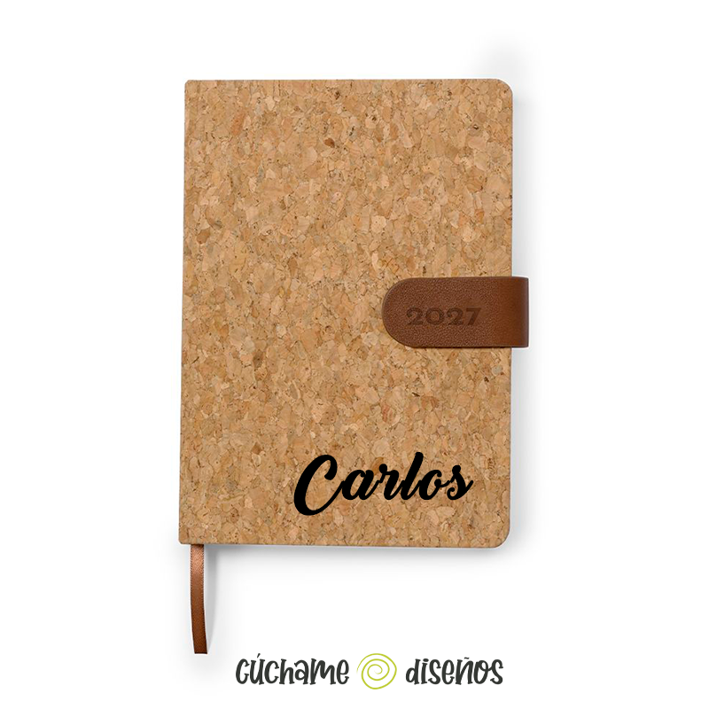 Agenda de corcho natural personalizada con nombre grabado y cierre de piel marrón