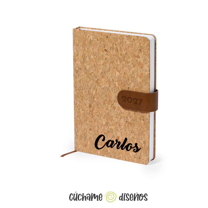 Agenda de corcho personalizada con nombre en vista de perspectiva mostrando el lomo