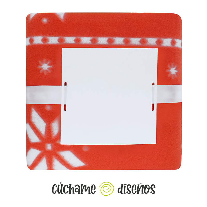 Manta de Navidad roja doblada con etiqueta en blanco para personalizar